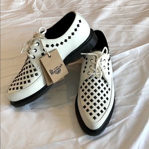 DR. MARTENS WILLIS STUD IN WHITE SMOOTH LEATHER